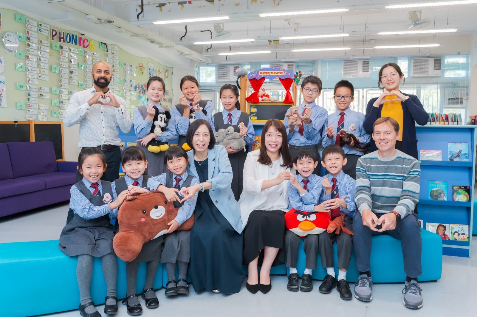 東華三院周演森小學 透過「3E Programme」，聘請多名外籍英語教師以生活化的學習活動，提升學生的英語能力。