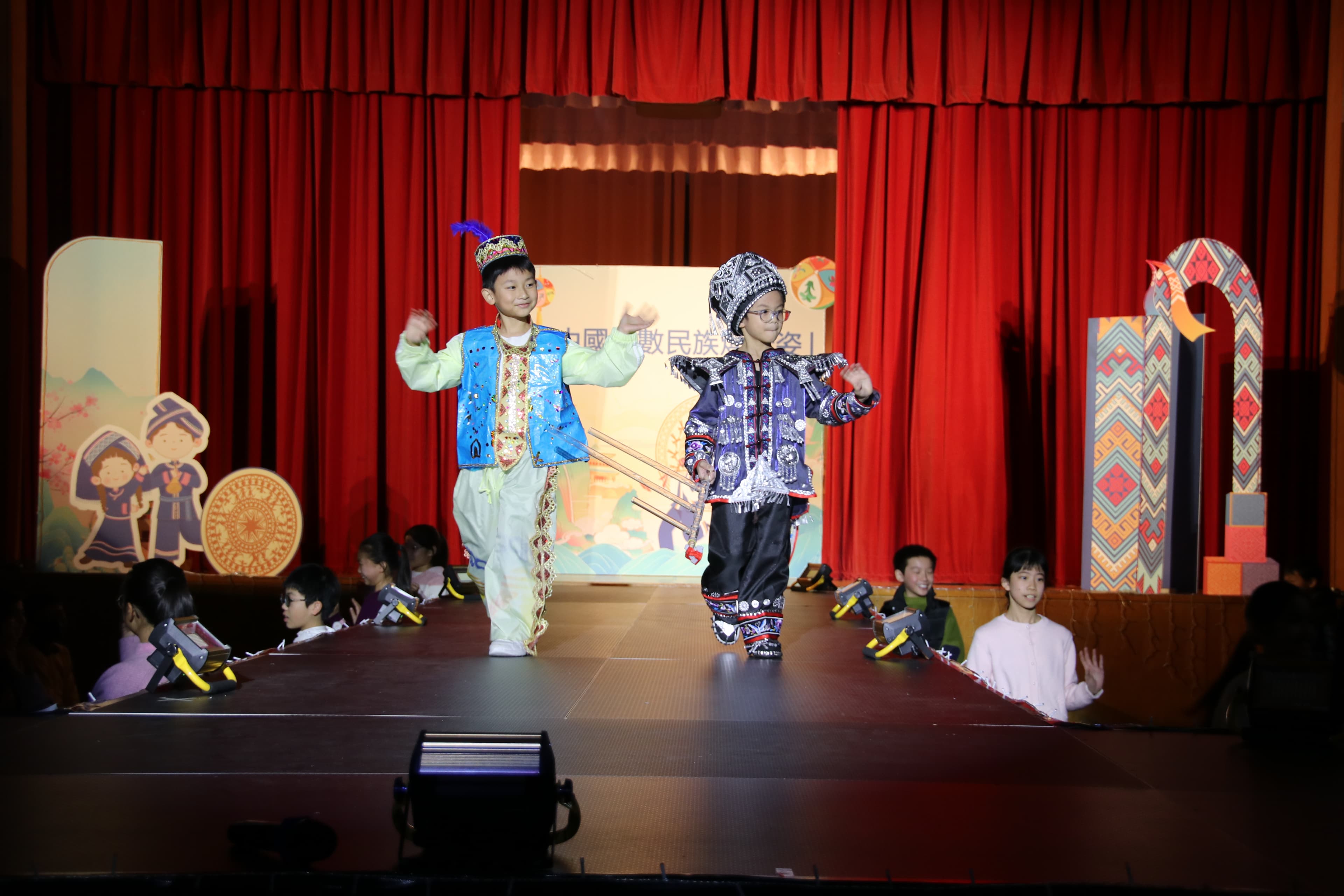 五旬節于良發小學 中國少數民族服裝表演