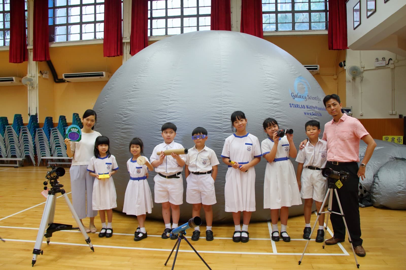 仁濟醫院陳耀星小學 本校是本區第一所建立校本天文課程的學校，亦設有全港首個負氣型天象廳，普及天文教育。更開設天文小隊，讓對天文有興趣的同學更深入地探索宇宙。