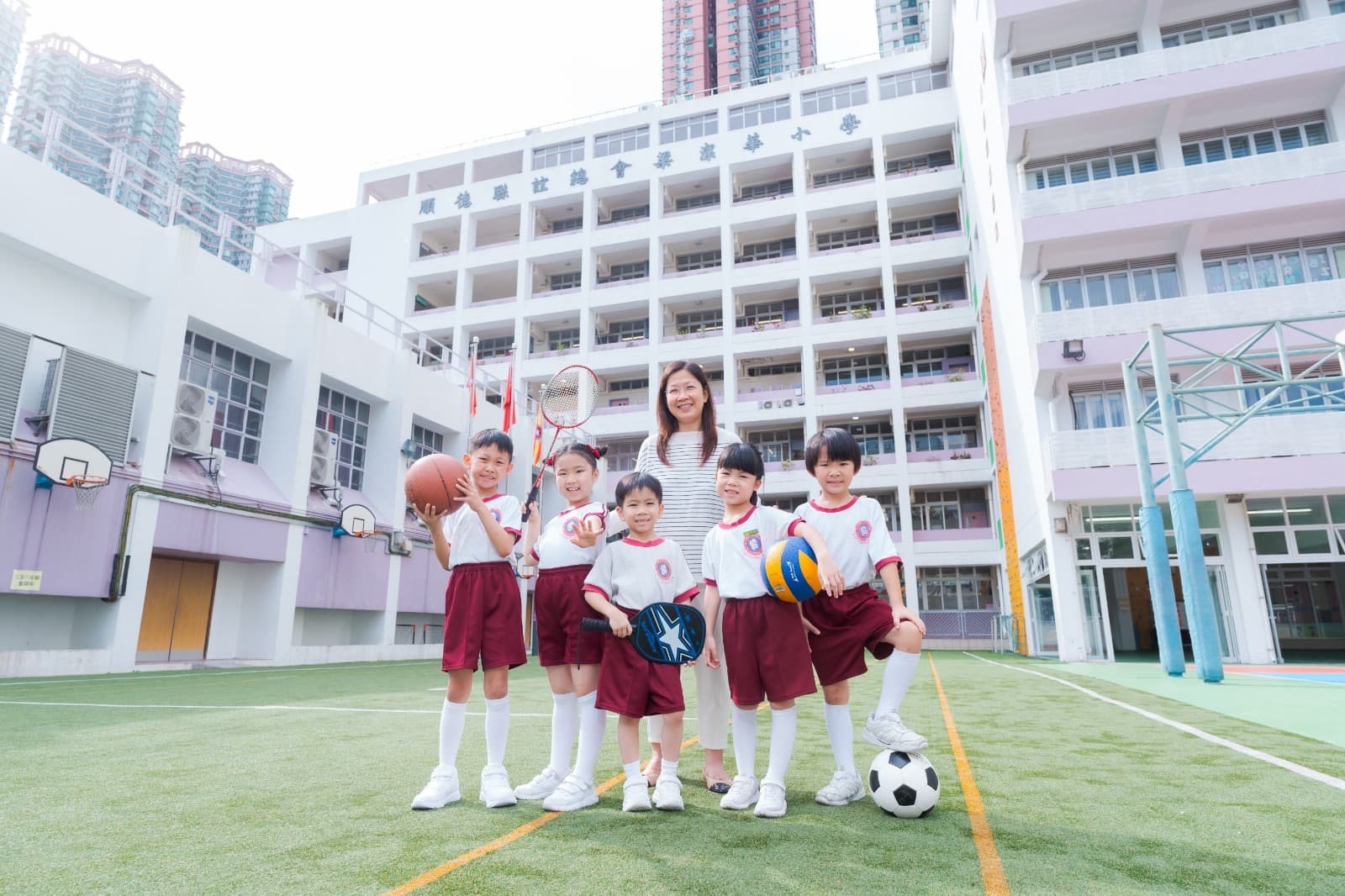 順德聯誼總會梁潔華小學 校長與學生合照