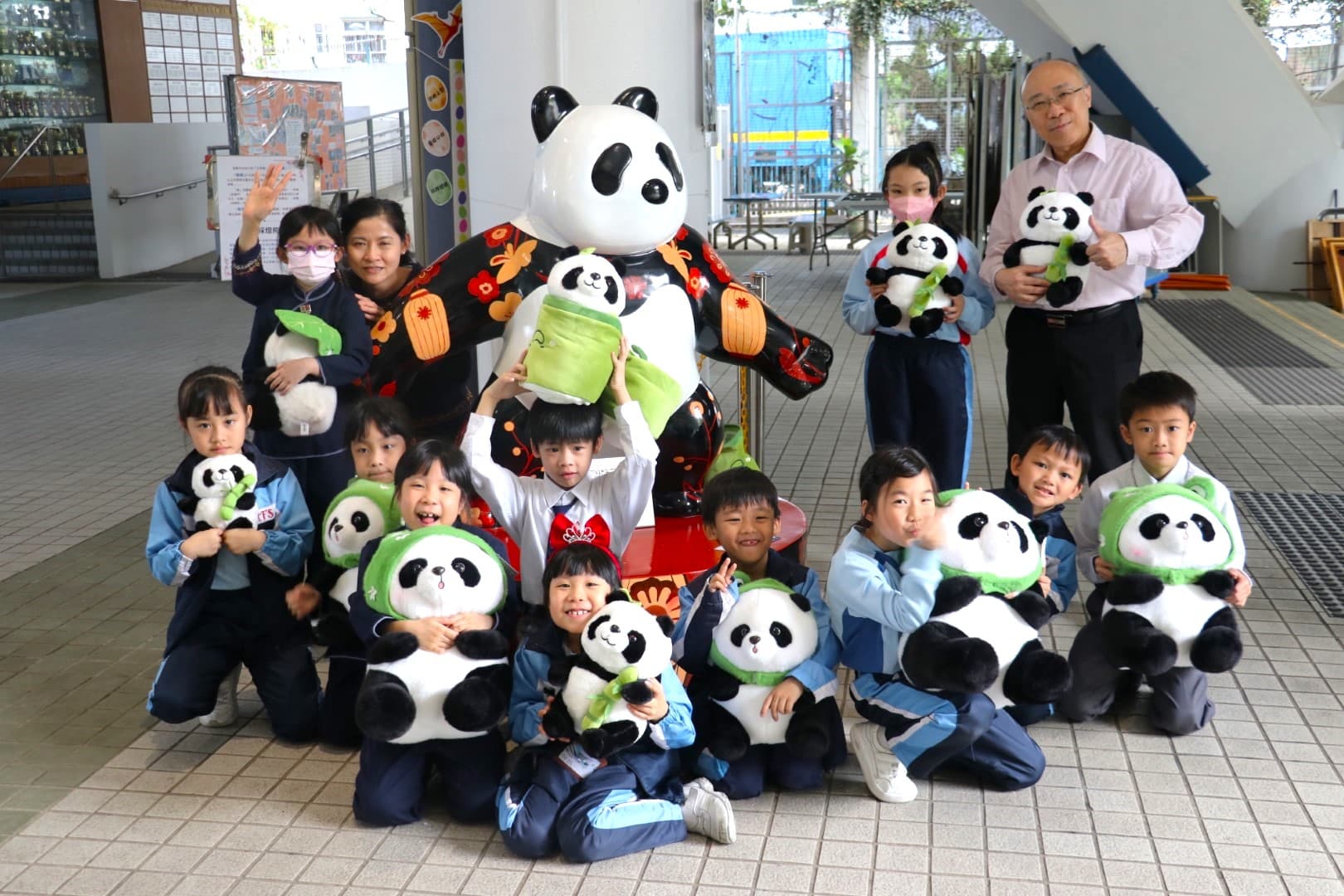 瑪利諾神父教會學校（小學部） 與瑪小「大熊貓」合照