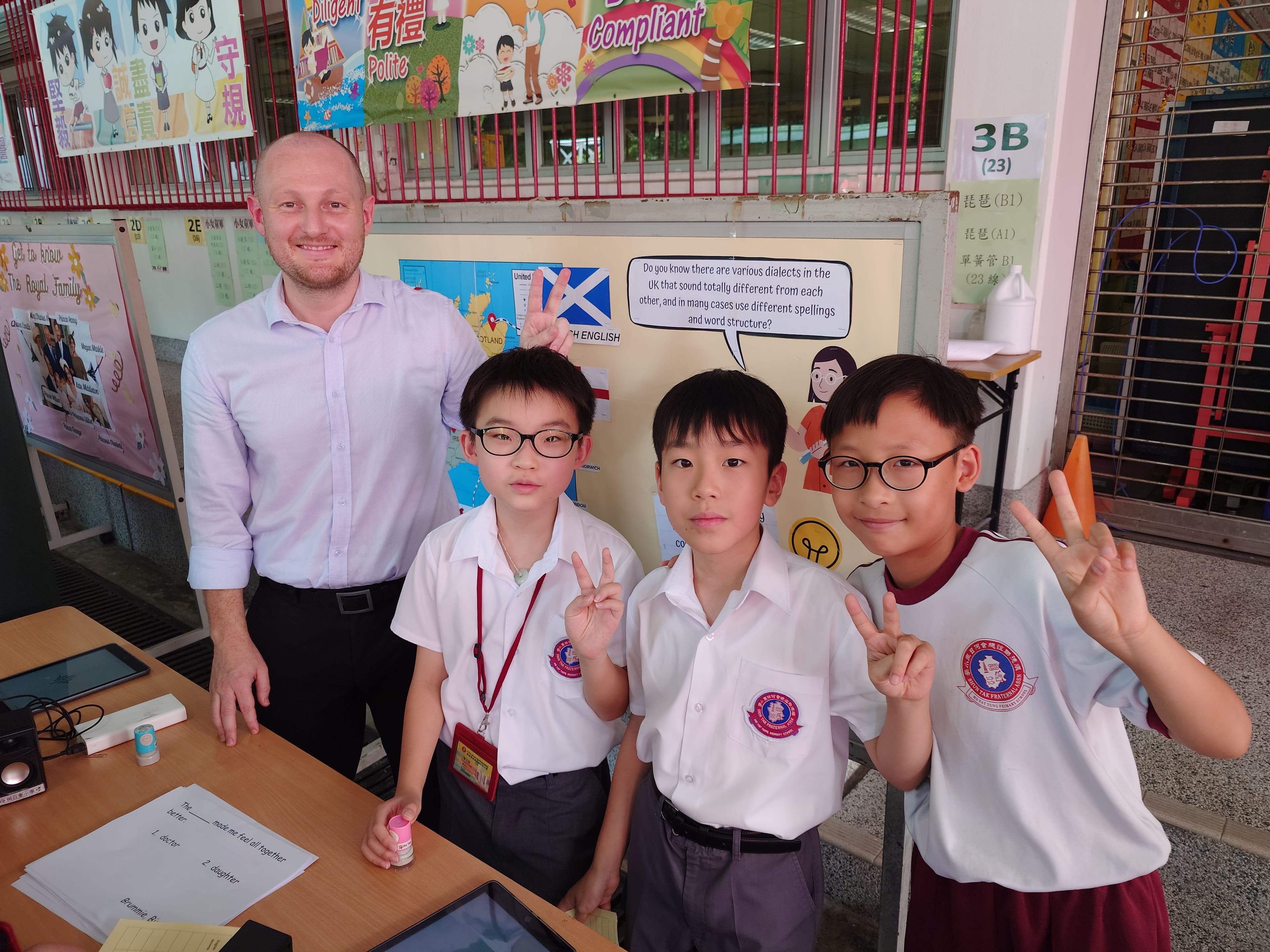 順德聯誼總會何日東小學 學生正在進行英語周活動，讓學生透過全語境學習，提升他們的英語水平。