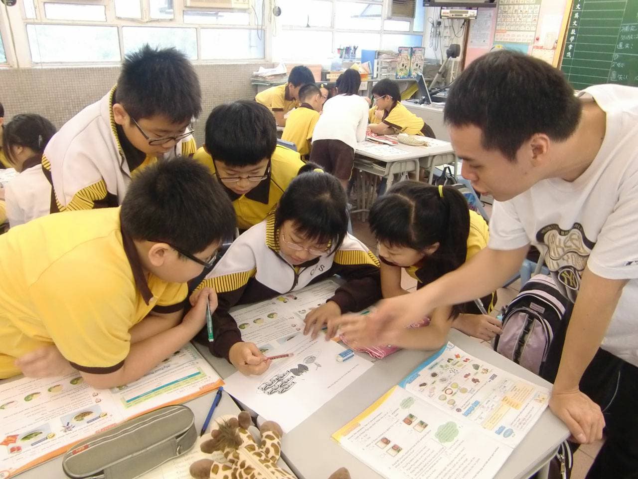 嘉諾撒小學 同學投入課堂討論