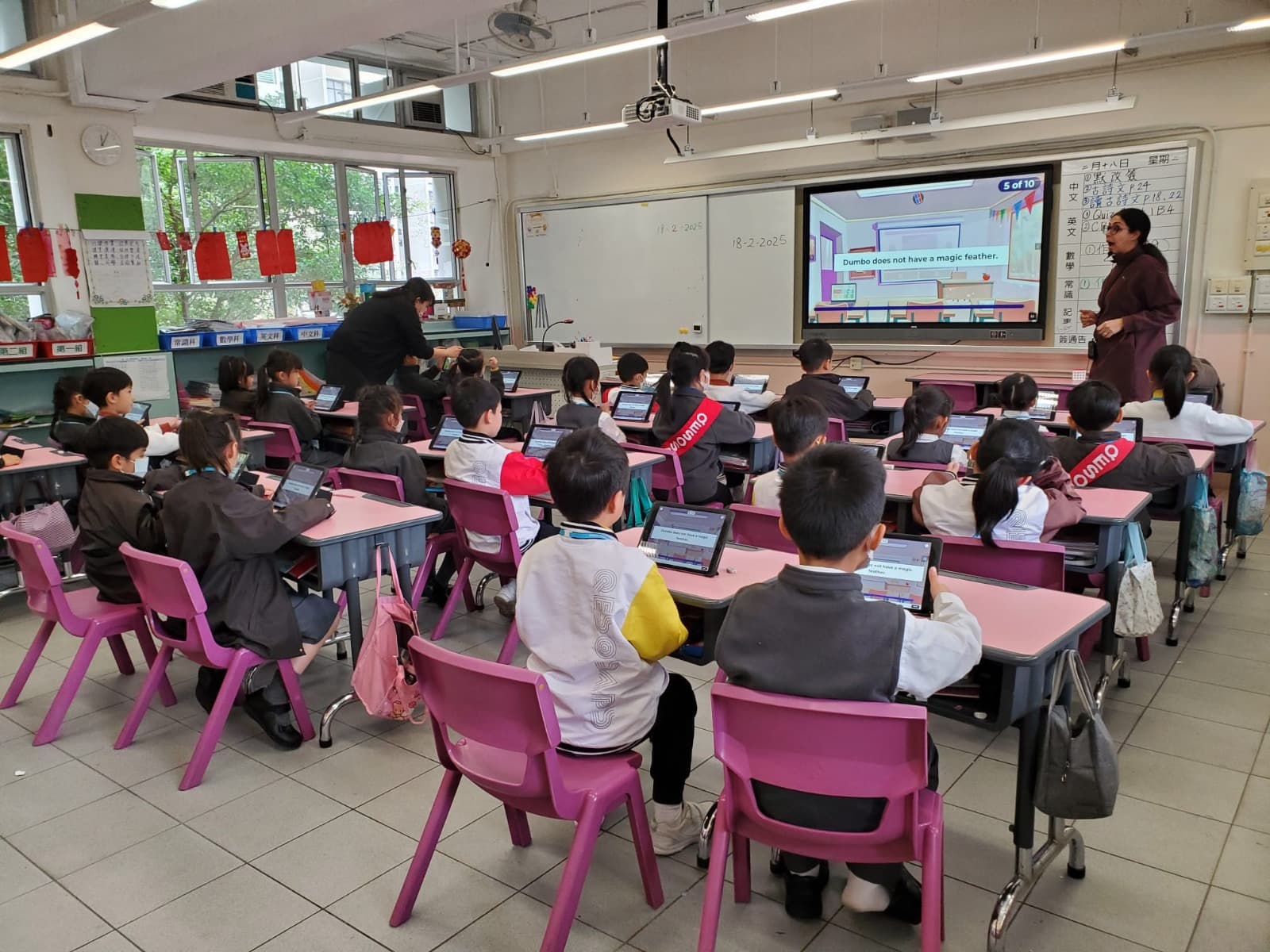 伊利沙伯中學舊生會小學 本校1-6年級學生的英文課，會加入外籍老師的參與，為學生創建語言環境