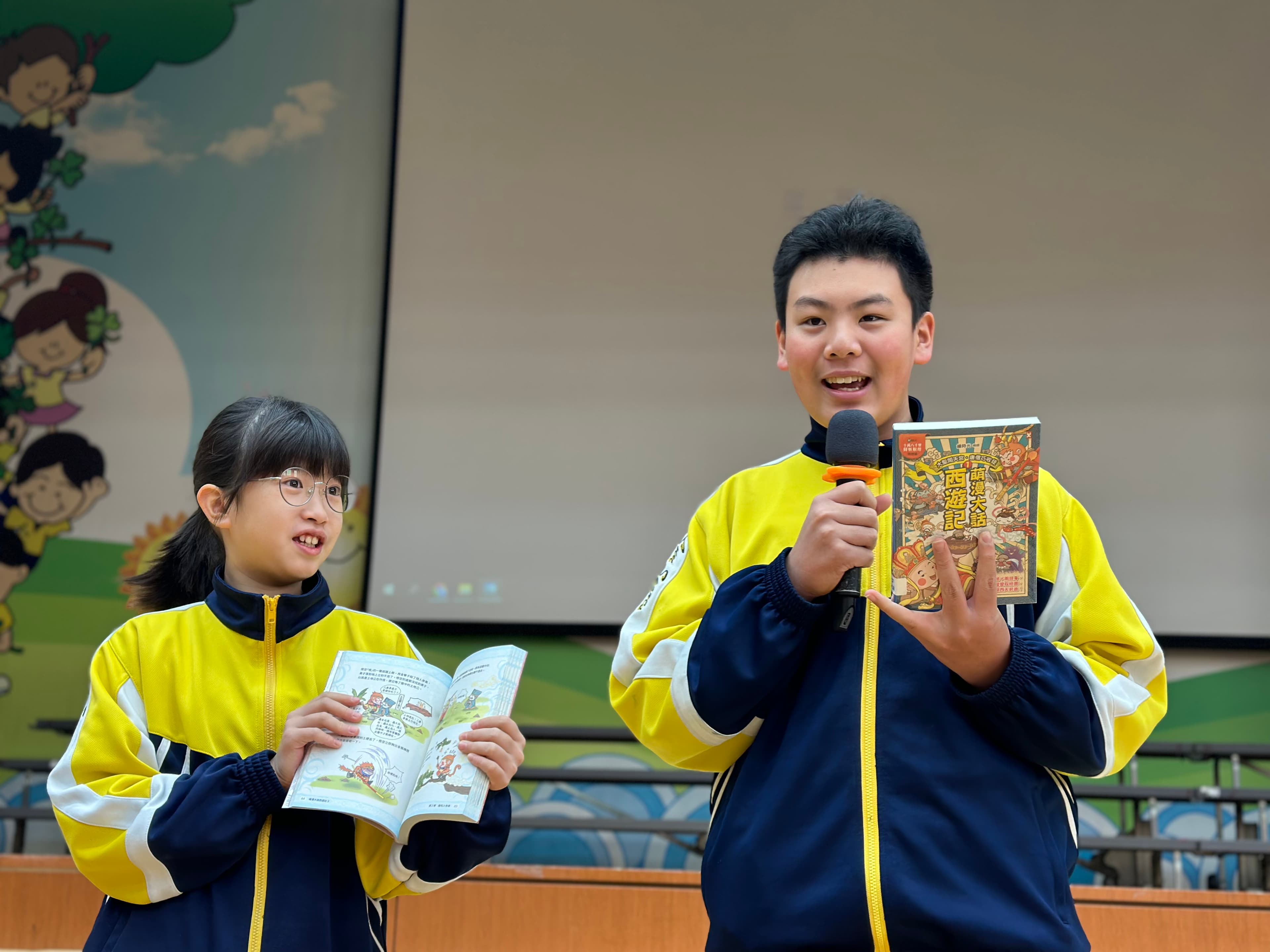 聖公會偉倫小學 圖書館管理員於早會進行好書推介