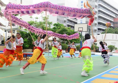 嘉諾撒聖家學校（九龍塘） 「小龍女」的同學英姿凜凜地舞着大龍表演