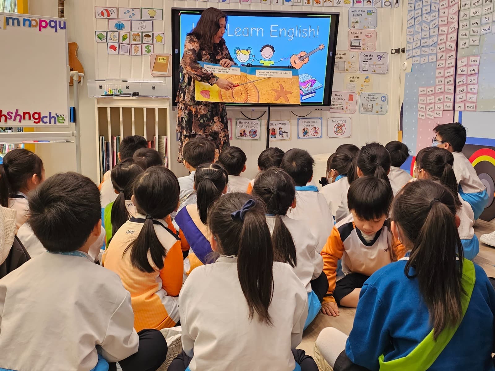 中華基督教會全完第二小學 校長最愛於小息時與學生說英文故事。