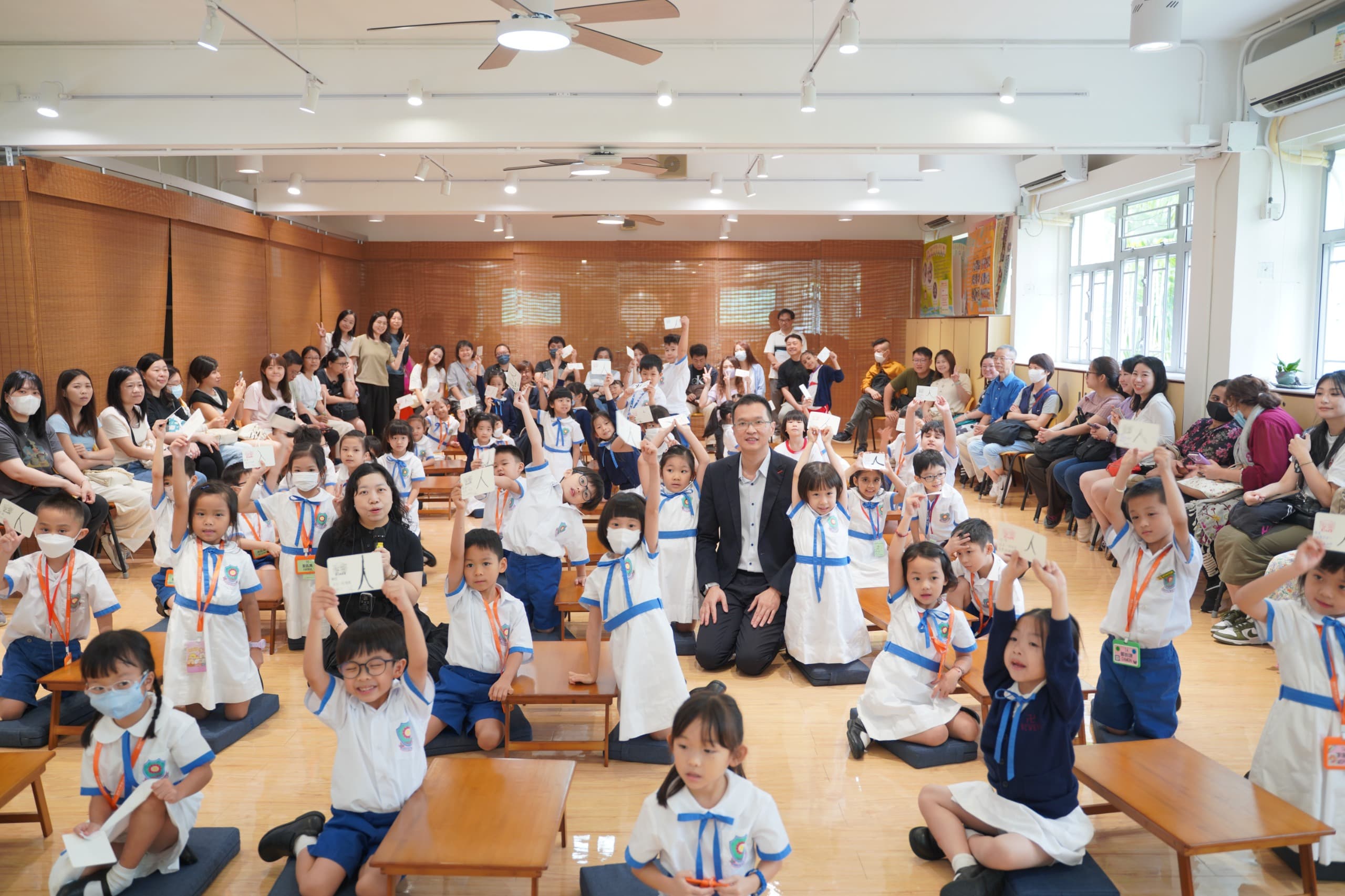 佛教中華康山學校 本校一年級家長參加子女的開筆禮,透過參與傳統文化活動,見證學生成長的重要時刻。