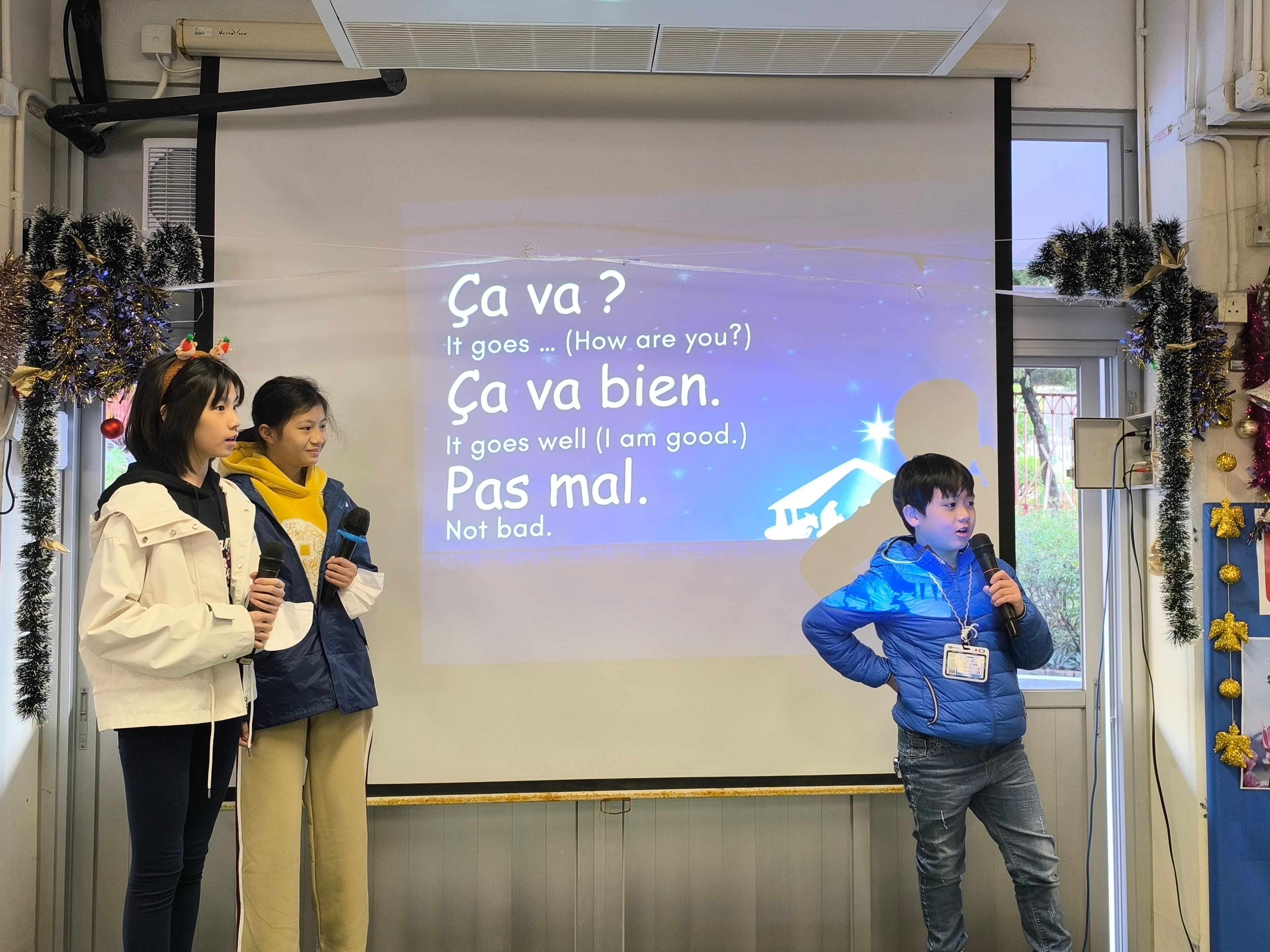 培基小學 法語班同學教導同學用法語唱聖誕頌歌