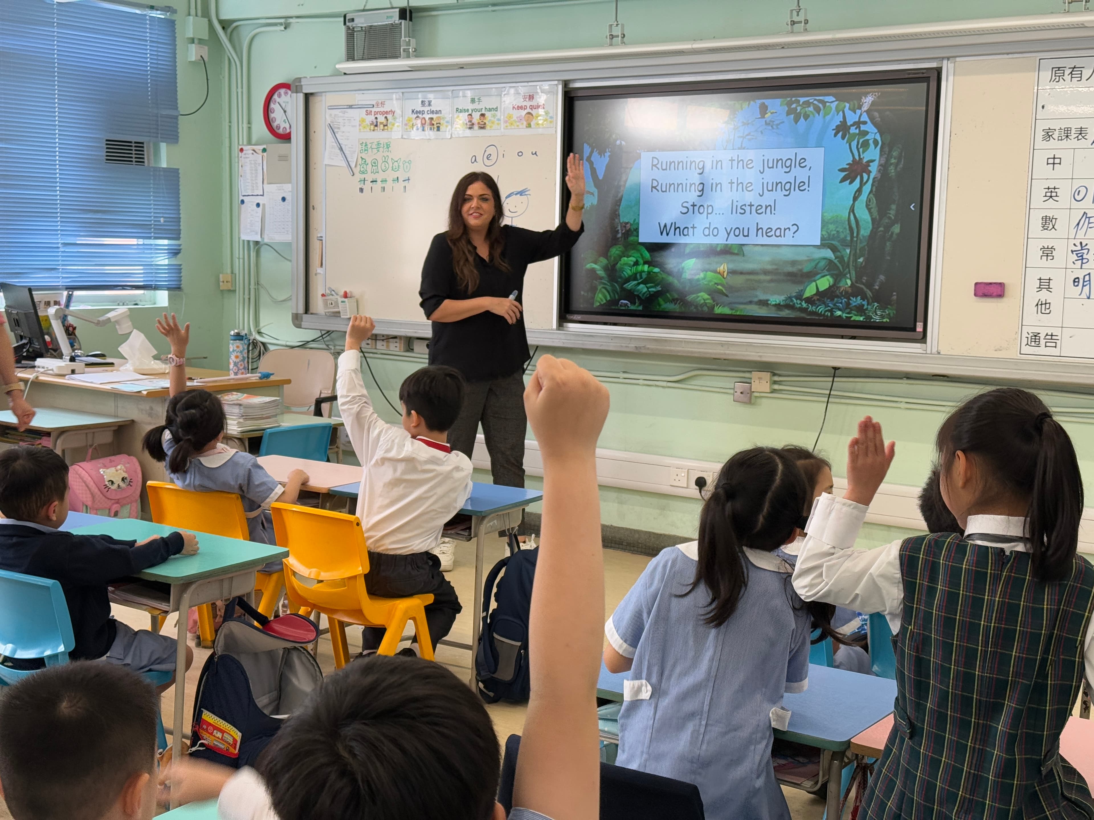 青山天主教小學 外籍英語老師以生動的教學方法教授學生英語知識。