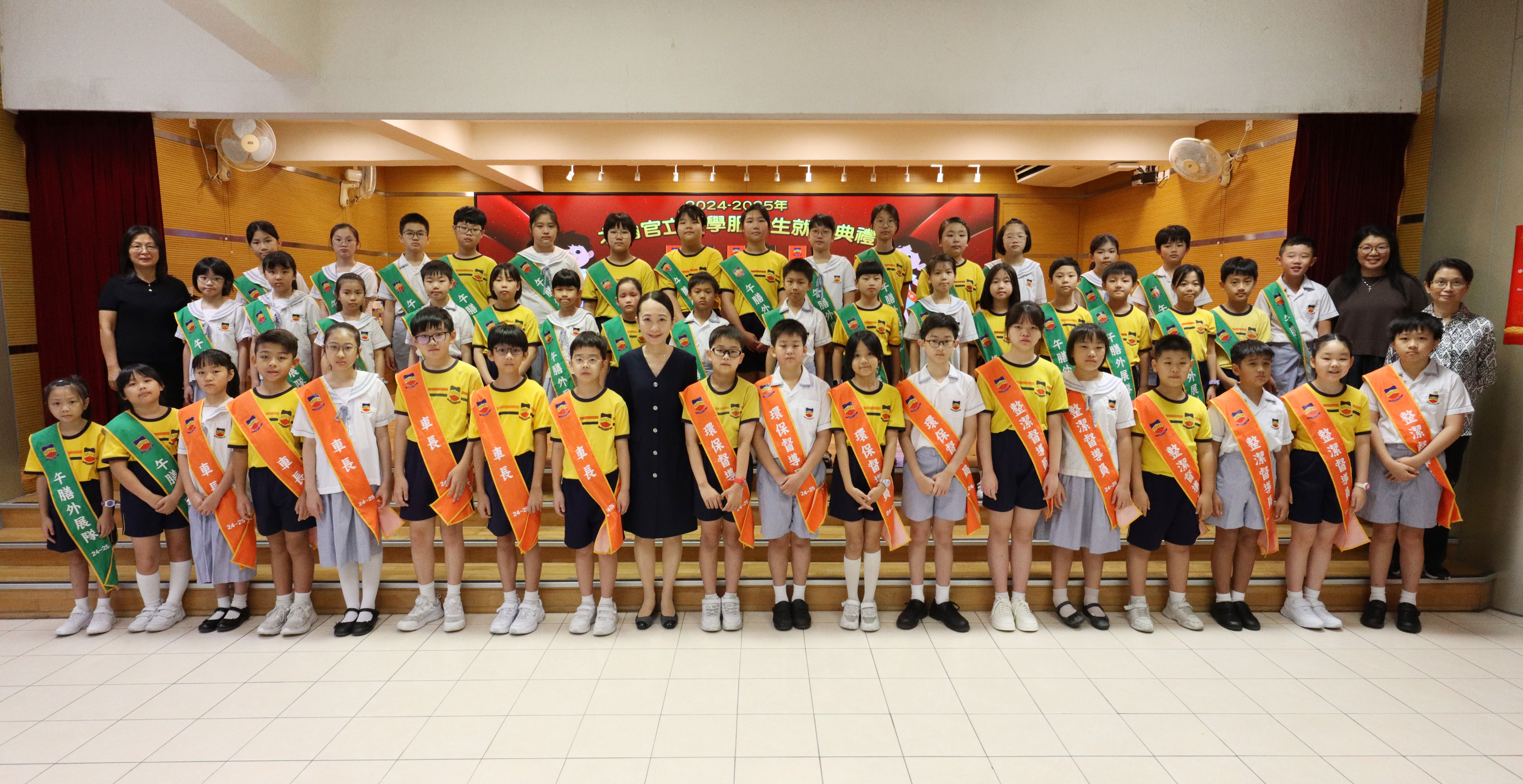 北角官立小學 學校設立不同類別的服務及制服團隊，學生透過服務學習可以提升社交、協作和清通能力，增強自信心。