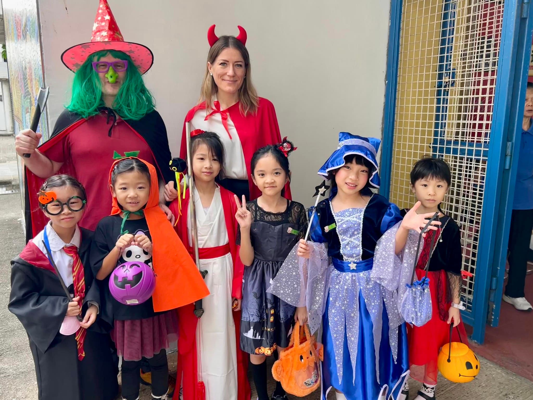 仁濟醫院蔡衍濤小學 英文日暨萬聖節慶祝活動中,師生精心打扮,參與各國文化攤位,體驗多元文化,增進交流,活動精彩紛呈。