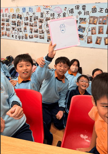 靈光小學 學校歷史社際問答比賽--社員齊心為社爭取好成績。