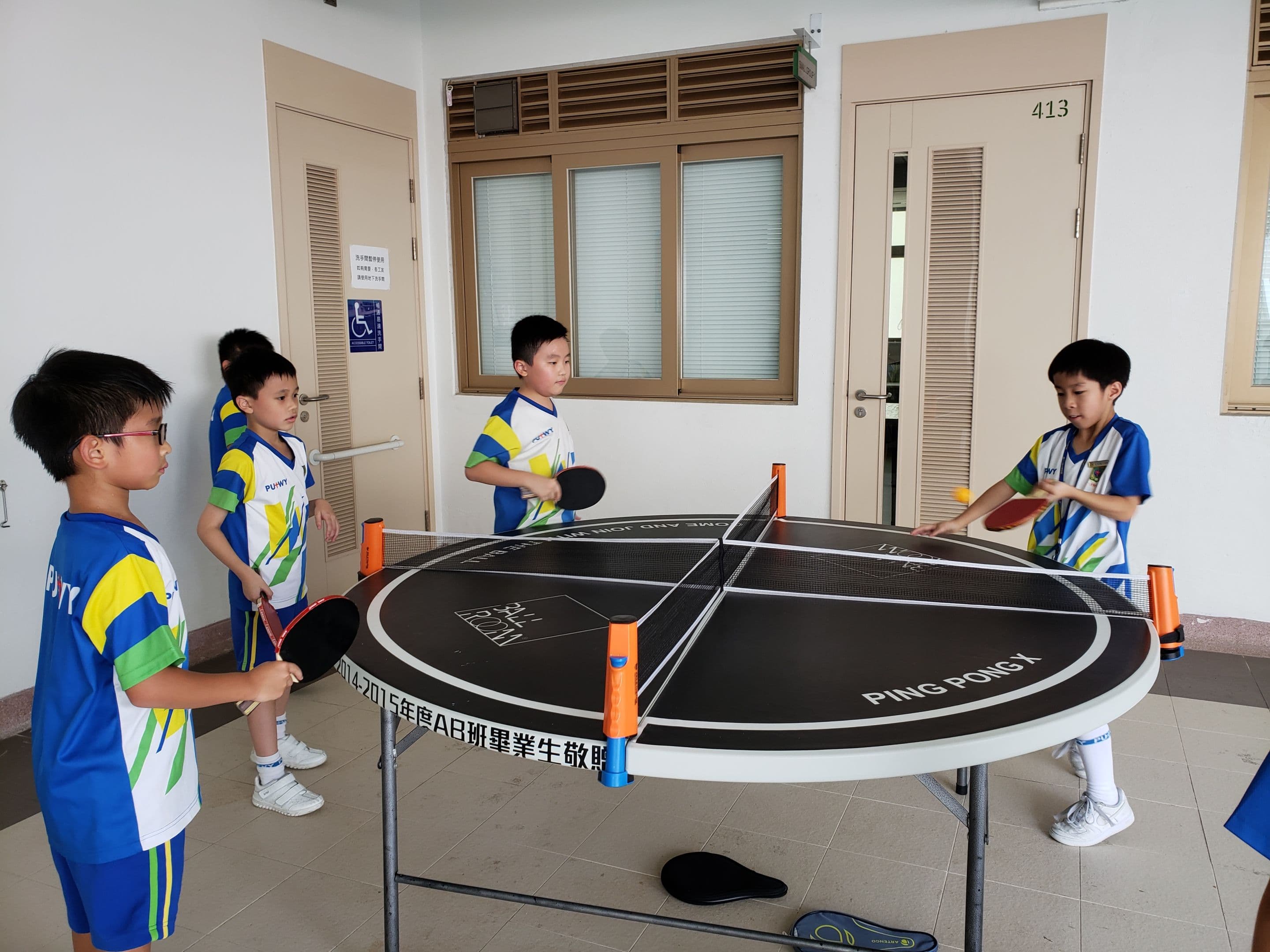 番禺會所華仁小學 初小學生打乒乓球的快樂