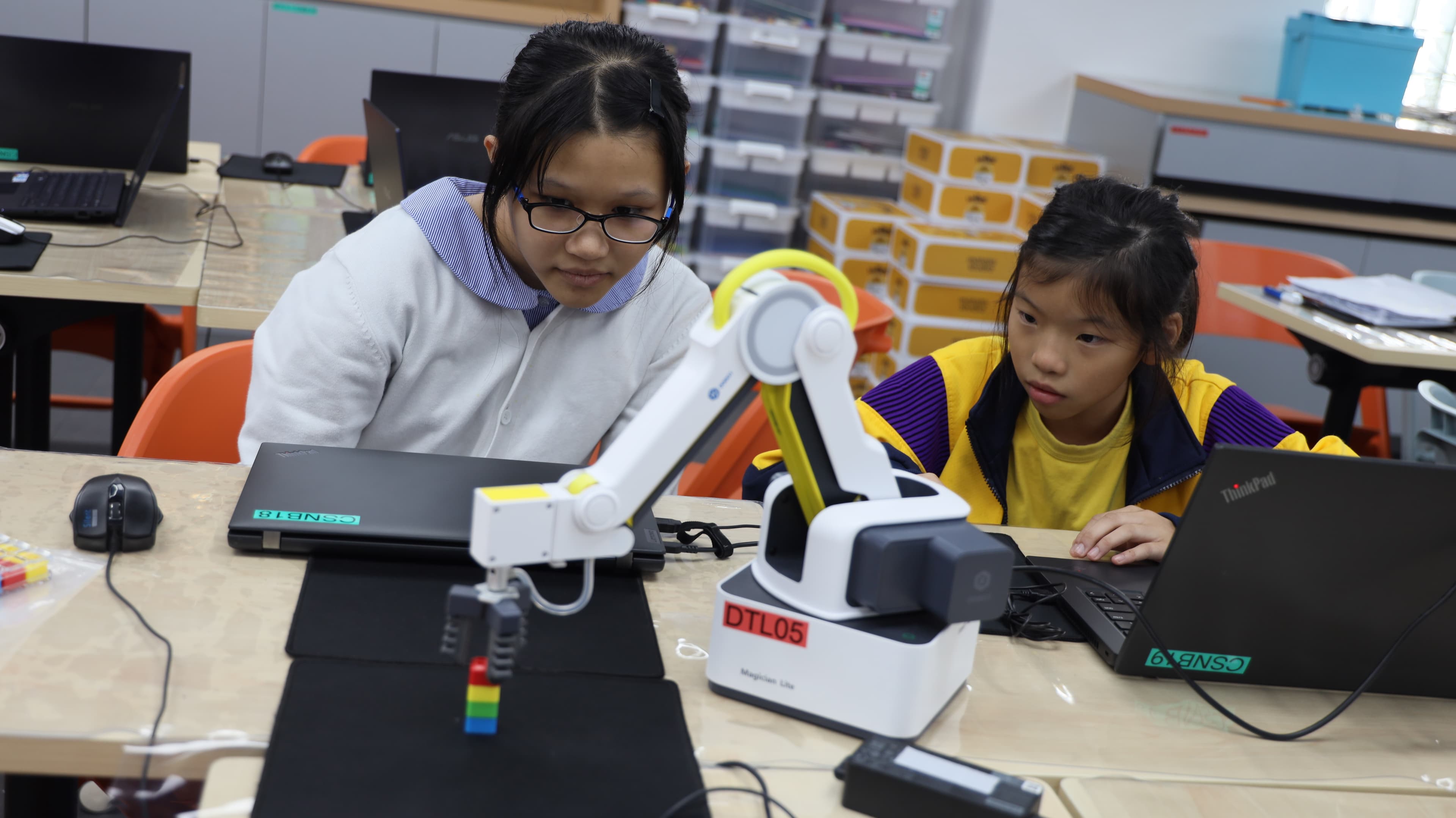 東華三院李賜豪小學 STEAM機械臂課程
