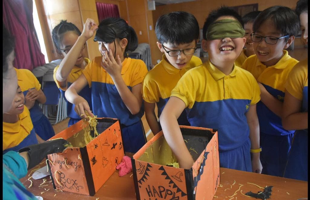 保良局錦泰小學 ENGLISH FUN DAY 學生參與萬聖節攤位遊戲