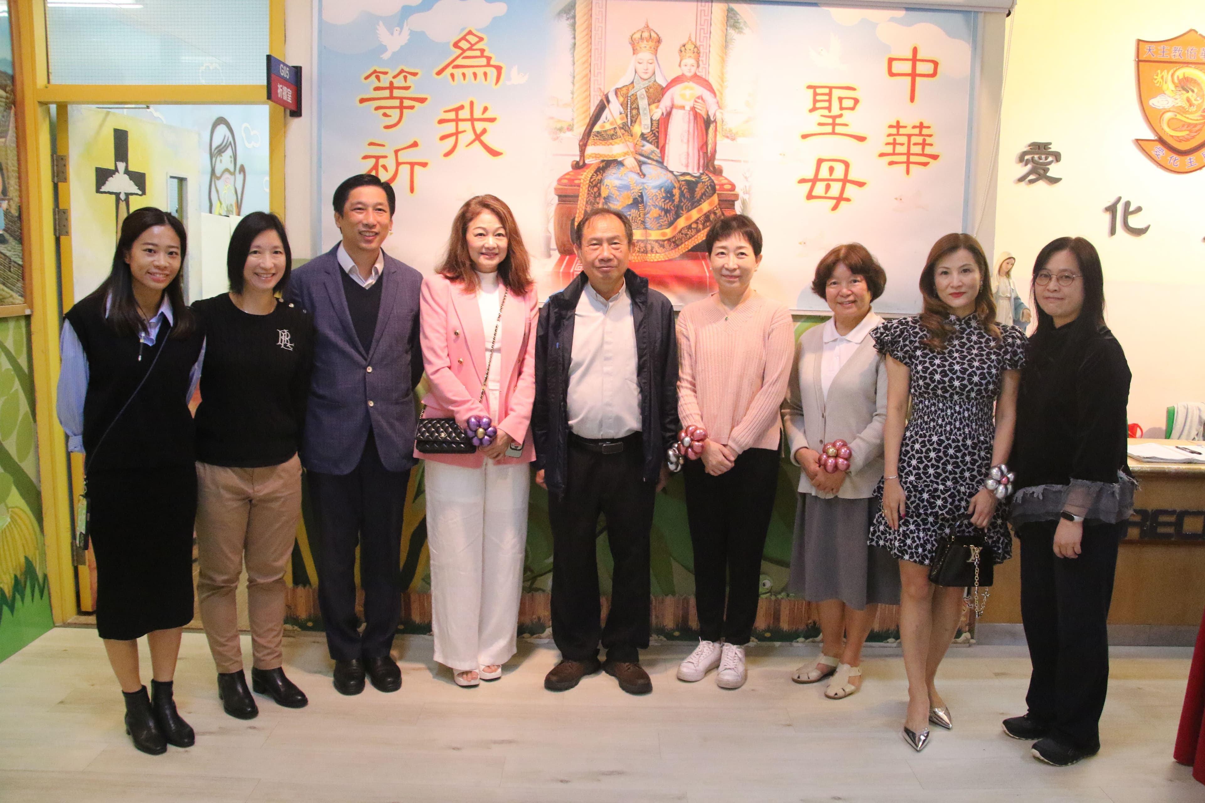 天主教佑華小學 衛生署社會醫學顧問張竹君醫生聯同龐愛蘭女士於精神健康日到訪本校。