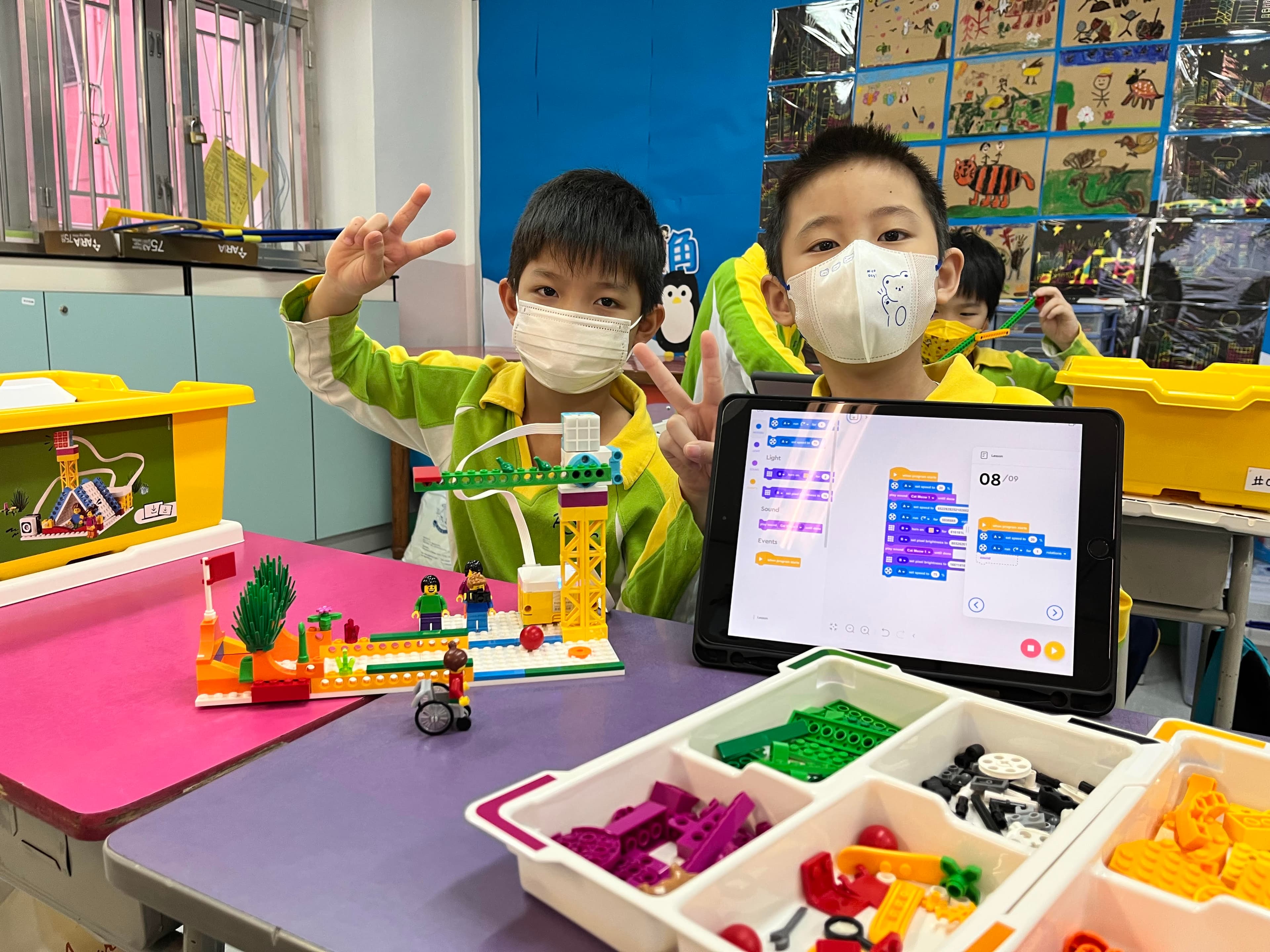 坪石天主教小學 同學學編程砌LEGO,真棒!
